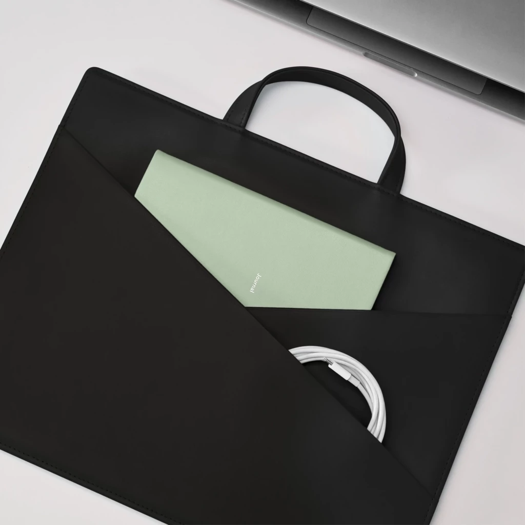 Treuleben Schultertasche schmal Leder Schwarz