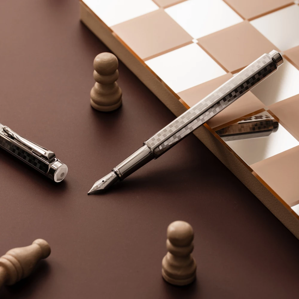 Caran d'Ache Ecridor Damier Füllfederhalter Feder M Platin