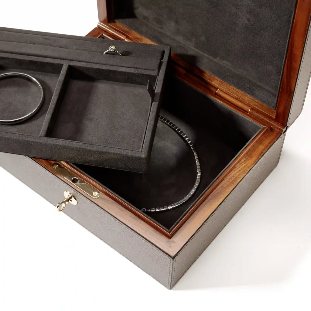 Schmuckbox Walnussholz Leder Titan