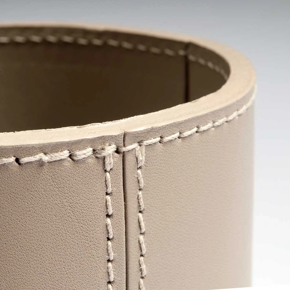 Stiftebecher Rund Leder Taupe